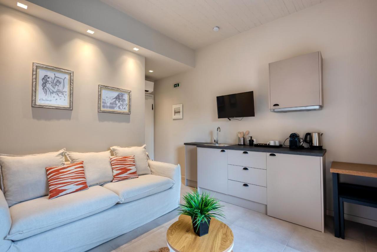 Saronis Suites Saronida Eksteriør billede
