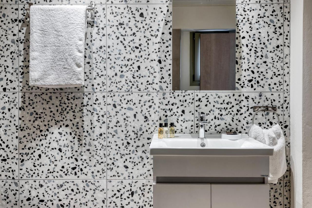 Saronis Suites Saronida Eksteriør billede
